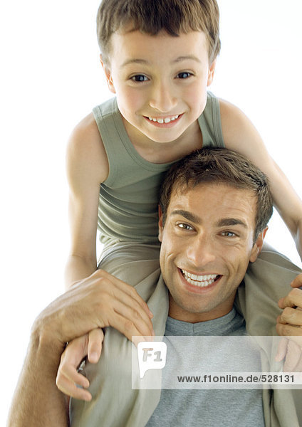 Mann mit Sohn auf Schultern sitzend  lächelnd