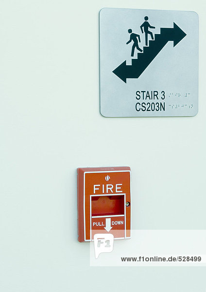 Treppenschild und Feueralarm