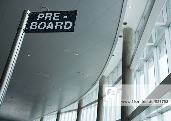 Pre-Board-Schild im Flughafen,  flache Ansicht