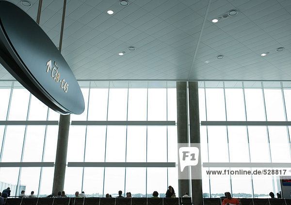 Flughafen  Glaswand und Flugsteigschild