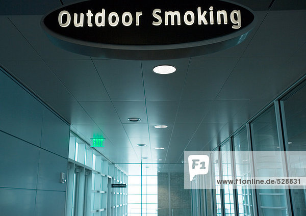 Outdoor-Rauchschild im Flughafen