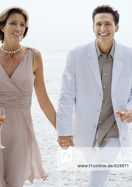 Paar in formaler Kleidung am Strand