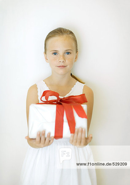 Girl holding present  Vorderansicht