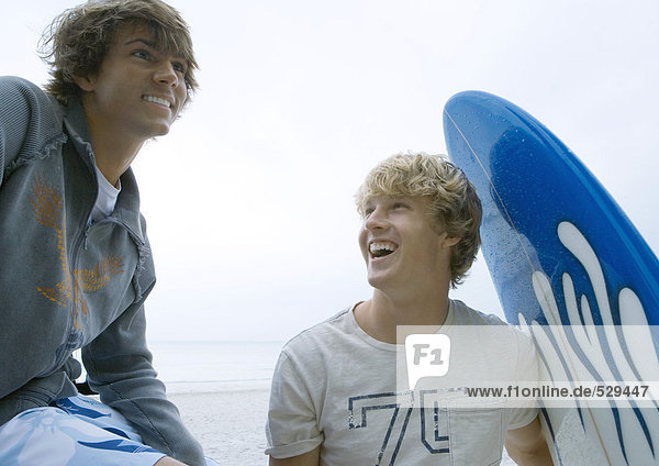 Junge Männer mit Surfbrett