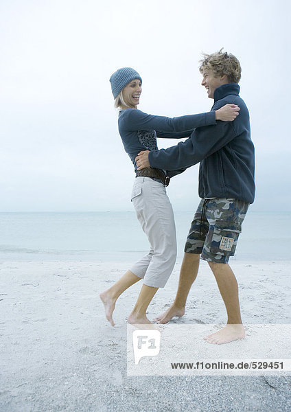 Junges Paar tanzt am Strand