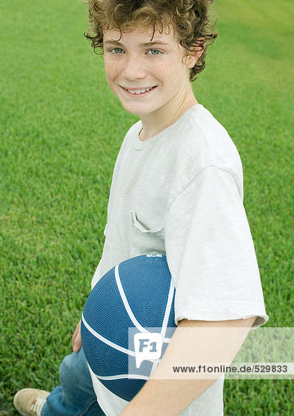 Junge mit Basketball  Portrait