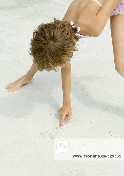 Mädchenzeichnung im Sand