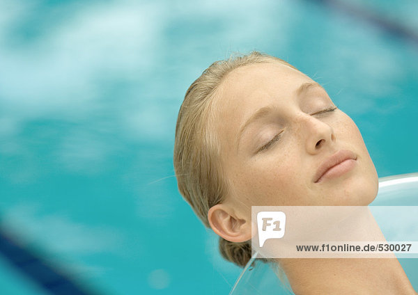 Frau entspannt am Pool