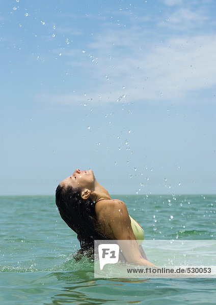 Frau  die aus dem Meer aufsteigt  Wasserspritzen in der Luft