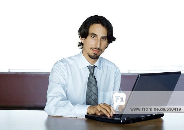 Geschäftsmann mit Laptop  Portrait