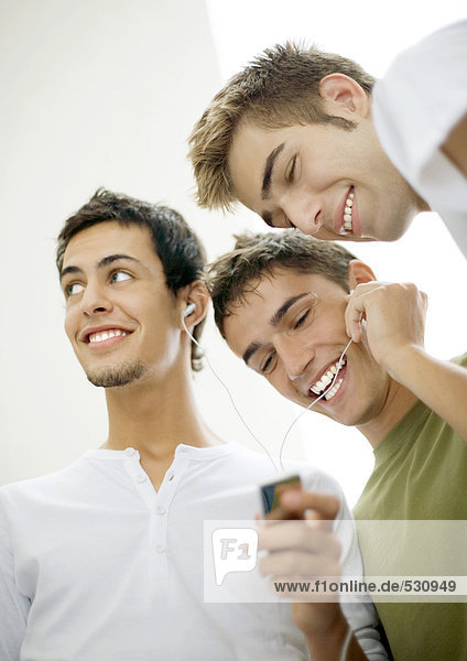 Teenager-Männer hören MP3-Player
