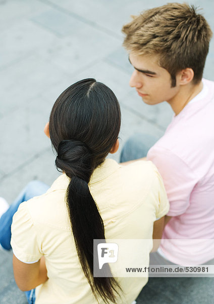 Teenager-Paar sitzend zusammen,  hohe Blickwinkel