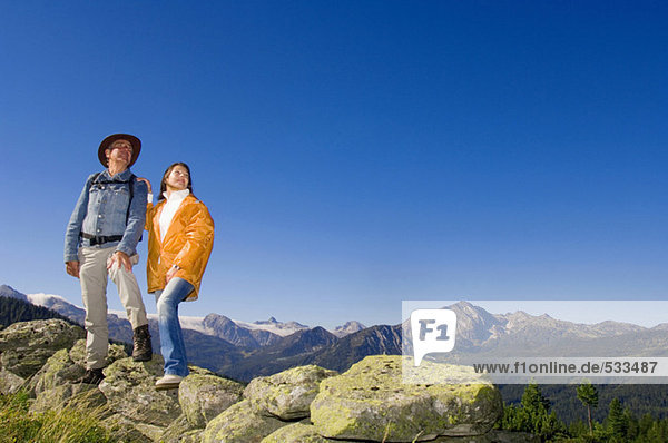 Paar in den Bergen  auf Felsen stehend