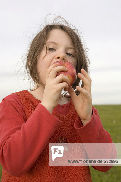 Mädchen (7-9) beim Apfelessen  Nahaufnahme