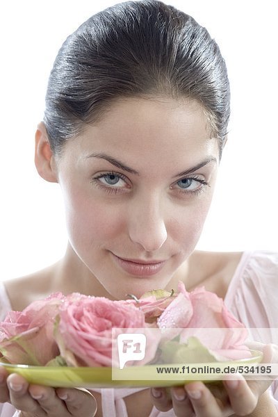 Junge Frau mit Rosenblüten