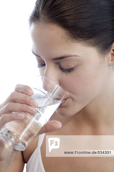 Junge Frau trinkt ein Glas Wasser  Nahaufnahme