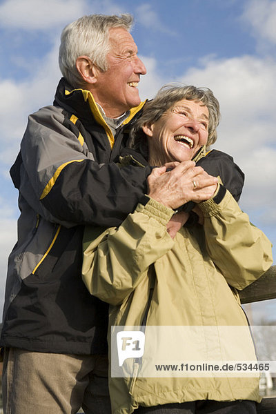 Senior Paar  Mann umarmt Frau