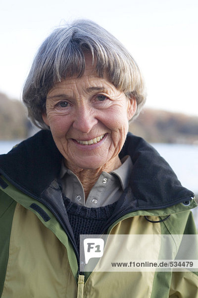 Ältere erwachsene Frau lächelnd  Porträt