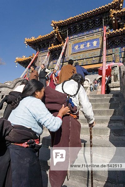 Touristen im Treppenhaus des Tempels  Lama-Tempel  Wutai Shan  Provinz Shaanxi  China
