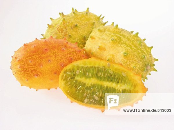 Nahaufnahme des gehörnten Melonen (Cucumis Metuliferus) auf weißem Hintergrund