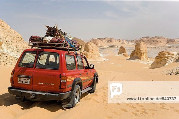 Auto in trockenen Landschaft  Oase Farafra  Libysche Wüste Ägypten