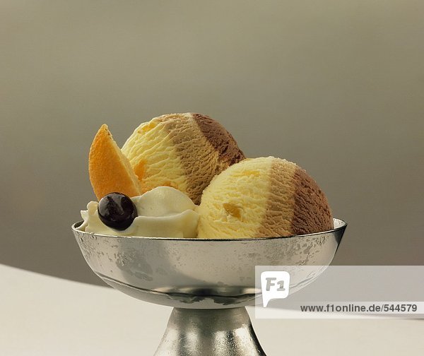Vanille-Nuss-Eis mit Sahne und Mokkabohne