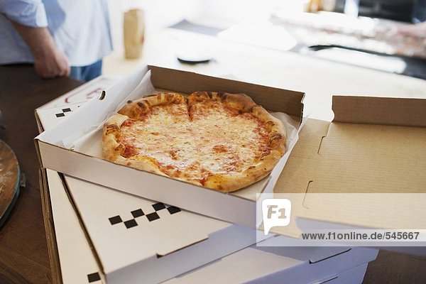 Pizza Margherita in pizza box