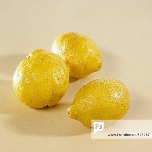 Drei unbehandelte Zitronen