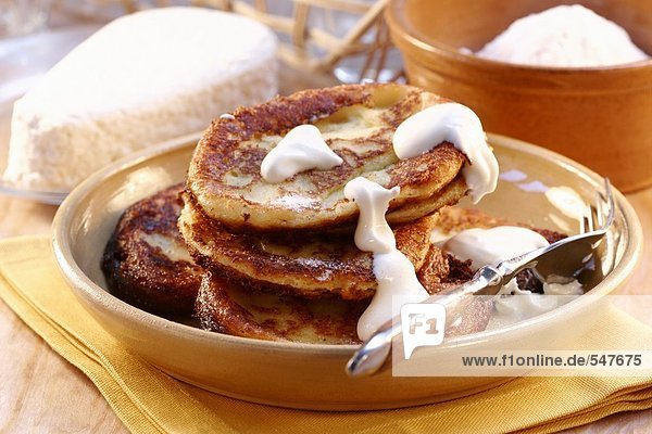 Pancakes mit Hüttenkäse und saurer Sahne