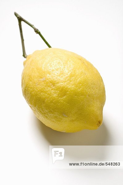 Eine Zitrone mit Stiel