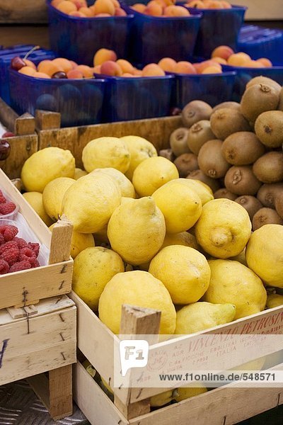 Zitronen  Kiwis und Aprikosen auf dem Markt