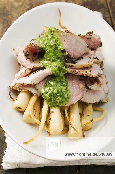 Pute mit Kräutersauce auf Wurzelgemüse