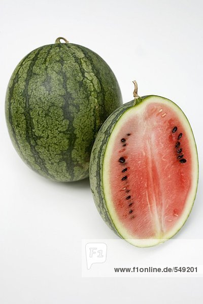 Ganze und halbe Wassermelone