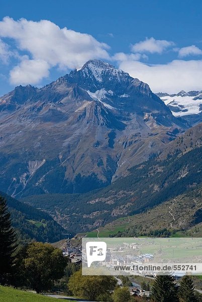 Erhöhte Ansicht der Stadt im Tal  Mt Cenis  Alpen  Termignon  Maurienne  Savoie  Frankreich