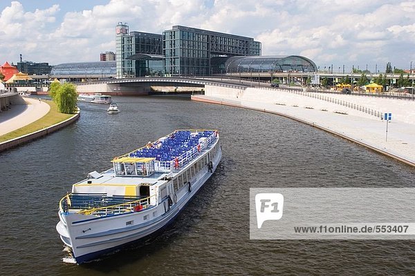 Erhöhte Ansicht der Yacht in Fluss  Spree  Berlin  Deutschland