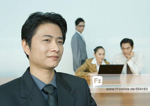 Geschäftsmann  Kollegen im Hintergrund  Portrait