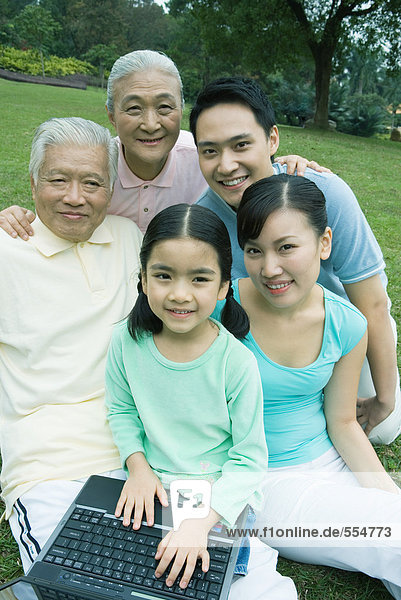 Drei Generationen Familie mit Laptop  Portrait