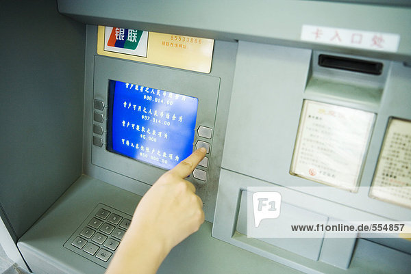 Person mit Geldautomaten  abgeschnittene Ansicht