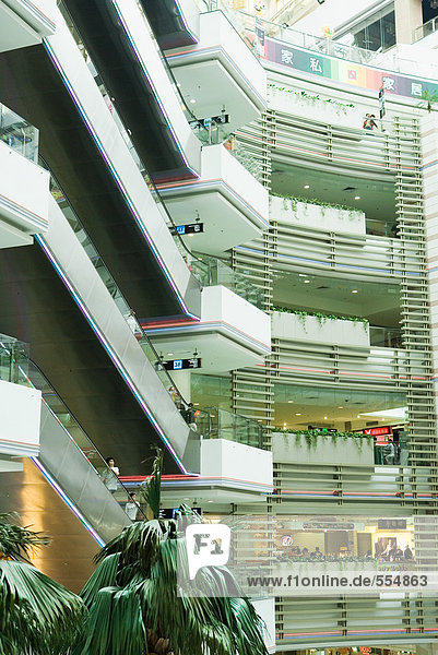 Einkaufszentrum  Blick auf mehrere Stockwerke