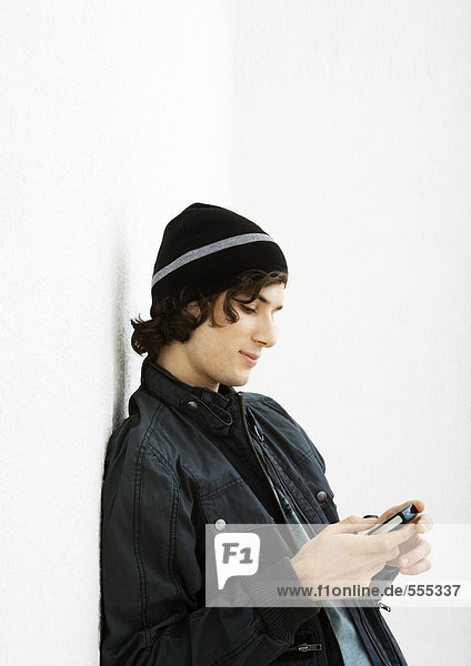 Junger Mann mit Handy
