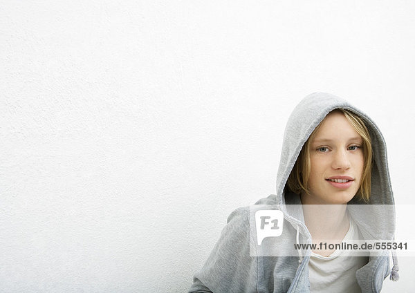 Teenager Mädchen mit Kapuzenpullover  Portrait  weißer Hintergrund