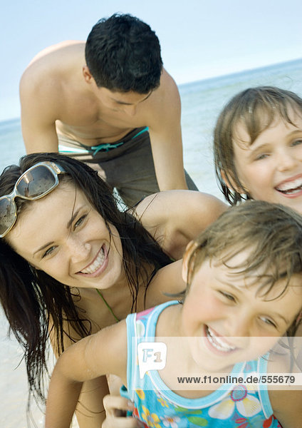 Familie lacht am Strand  Nahaufnahme
