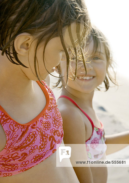 Zwei Mädchen am Strand  Nahaufnahme