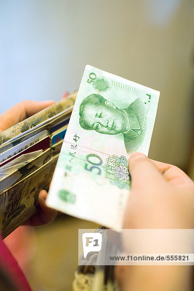Hand hält 50 Yuan-Schein