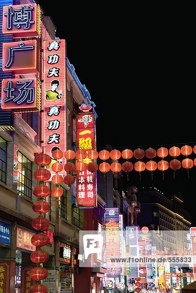 China  Guangzhou  Neonbeleuchtung bei Nacht