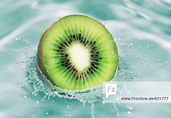 Nahaufnahme Segments der Kiwi Obst Eintauchen in Wasser