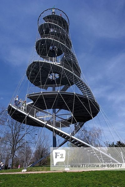 Untersicht von zwei Personen auf Stahlkonstruktion in Park,  Höhenpark,  Stuttgart,  Deutschland