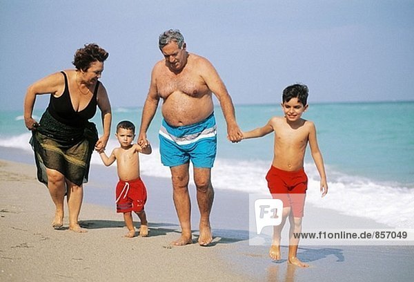 reifes Paar mit Kindern an der Strand  Florida  USA