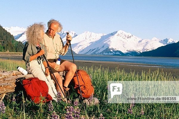 älteres Paar in lupine Feld. Chugach National Forest. Alaska. USA
