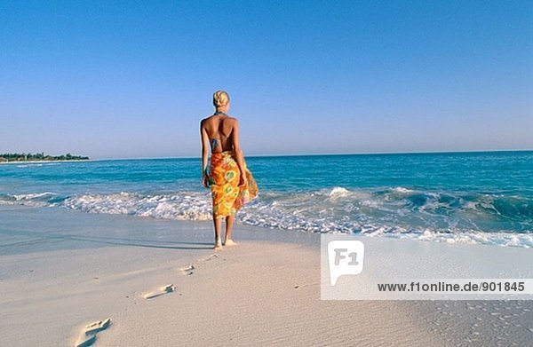 Frau auf den Strand von Playa Sirena  Cayo Largo  Kuba